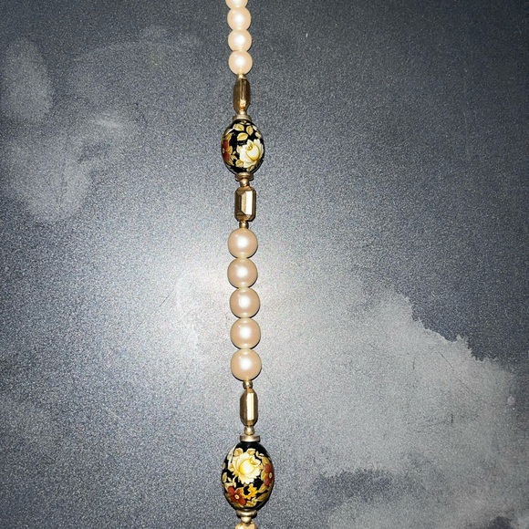 1960 pearl necklace featuring faux pearls Porcelain Accent Beads -Japan - Picture 6 of 6